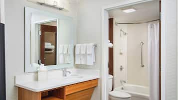 Ducha y bañera combinadas y artículos de higiene personal gratuitos