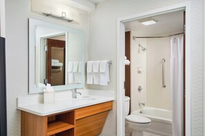 Ensemble douche/baignoire, articles de toilette gratuits, sèche-cheveux