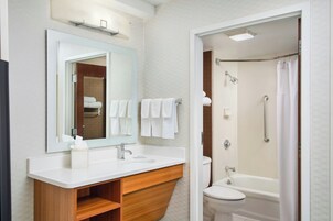 Bañera con ducha, artículos de tocador gratuitos, secador de pelo