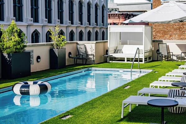Outdoor pool, open 7:30 AM to 6:30 PM, sun loungers - The Lindy Renaissance Charleston Hotel (Charleston)