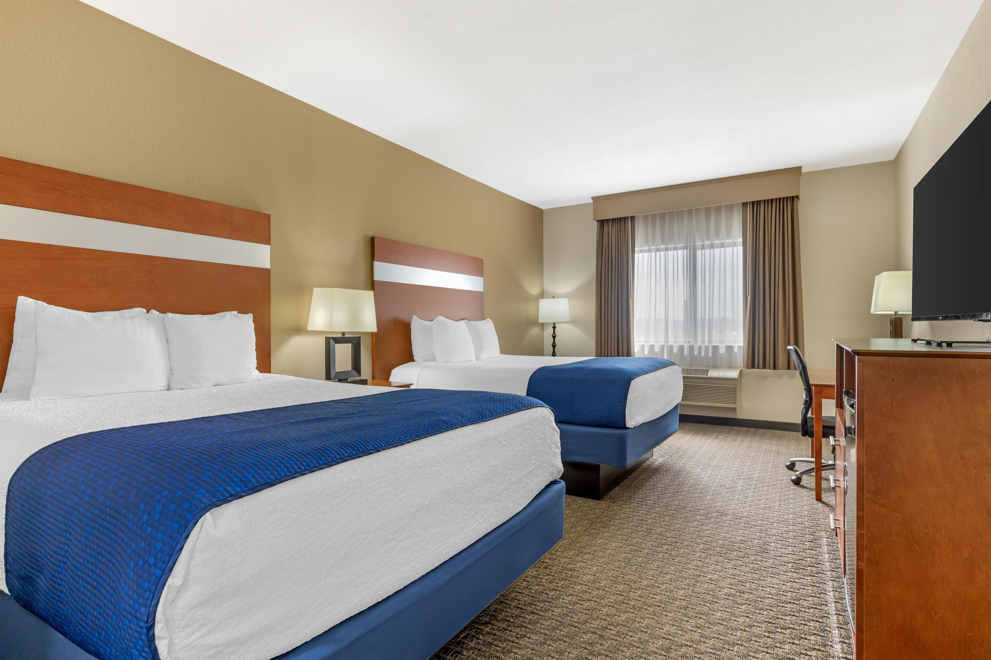 Standaard kamer, 2 queensize bedden, niet-roken, koelkast & magnetron | Een bureau, een laptopwerkplek, een strijkplank/strijkijzer