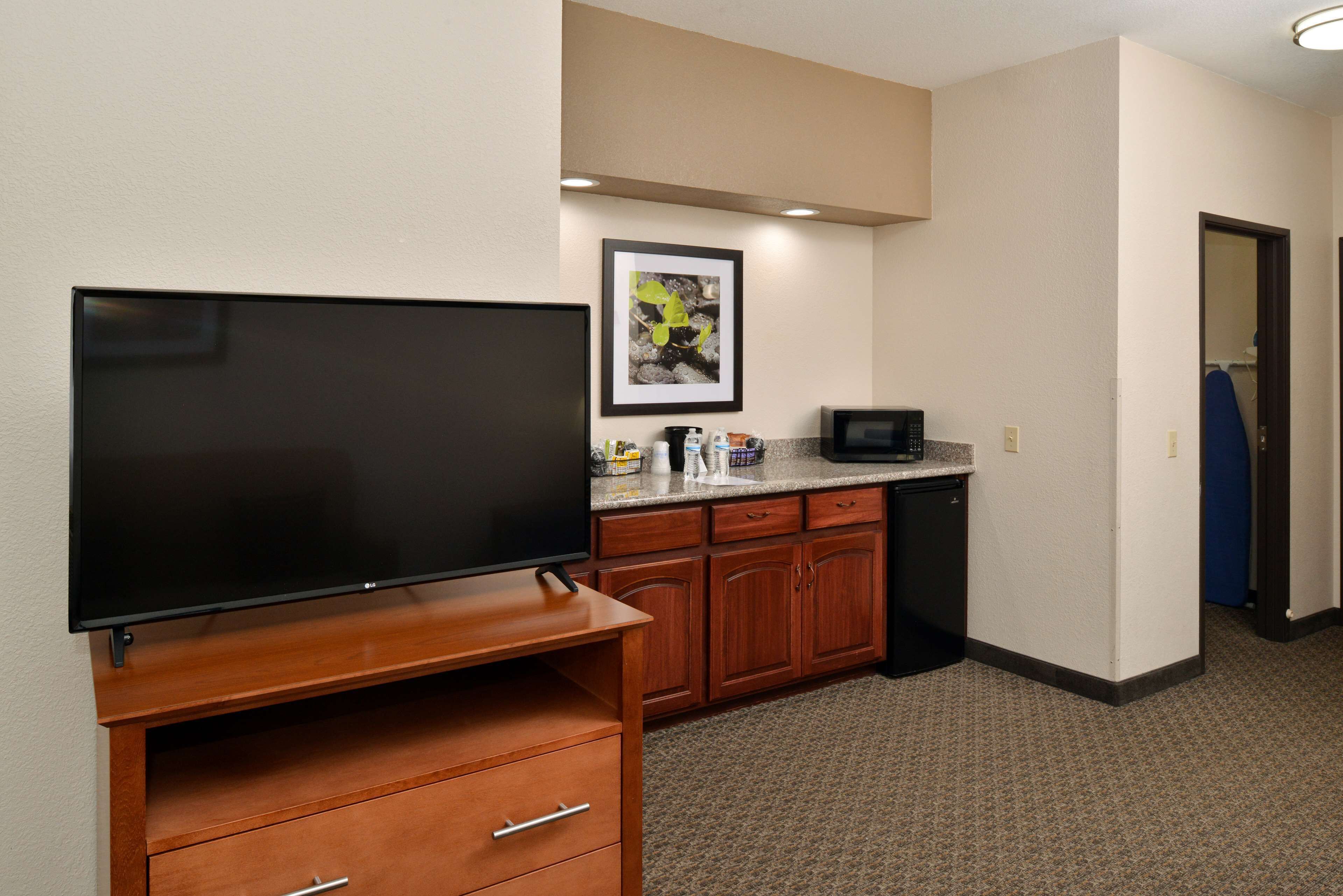 desk, laptop workspace, iron/ironing board, cots/infant beds