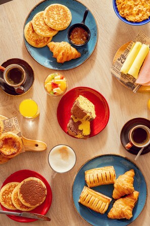Desayuno buffet diario (EUR 12 por persona)
