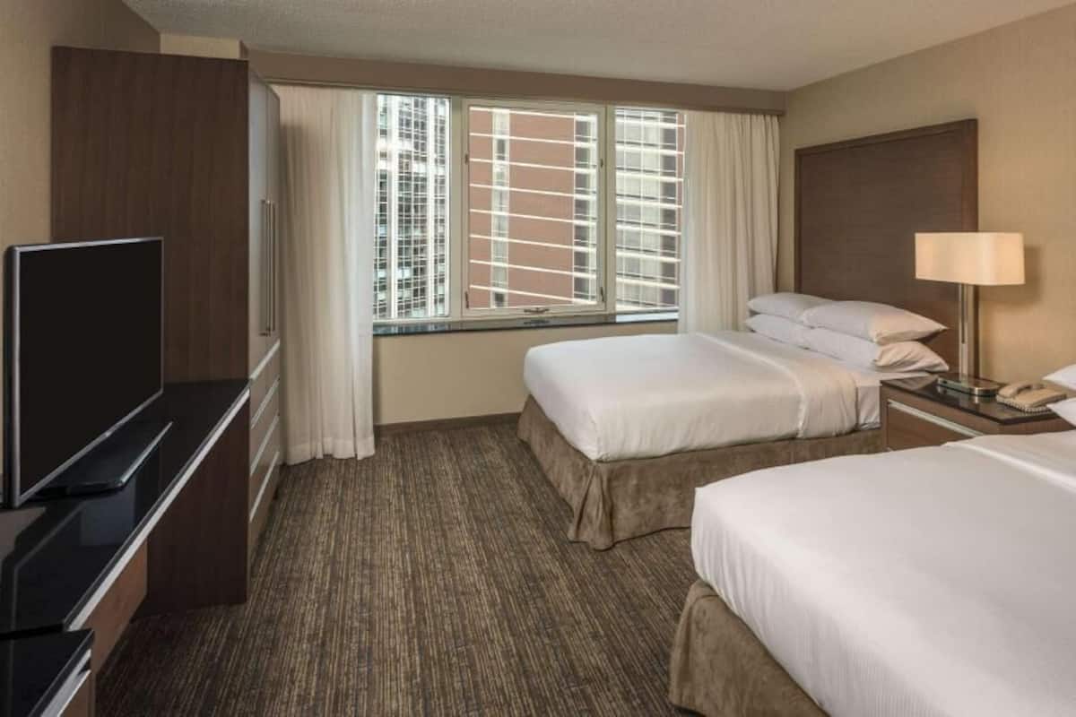 Literie hypoallergénique, coffre-fort, bureau, fer et planche à repasser