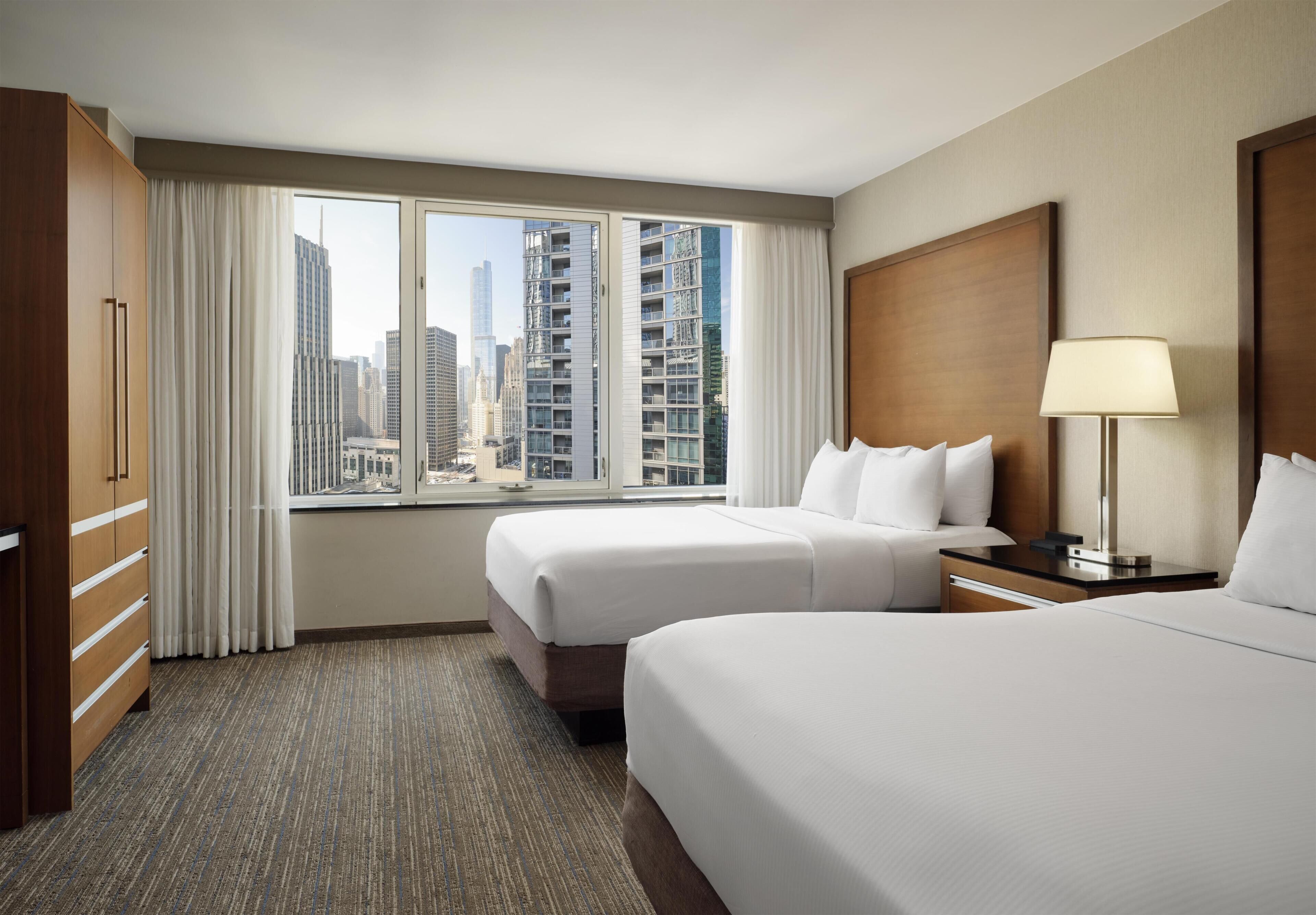 Ropa de cama hipoalergénica y caja de seguridad en la habitación 