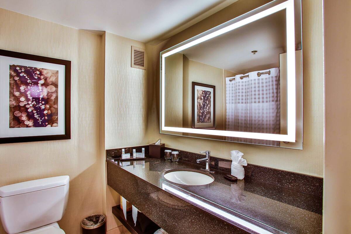 combined shower/bathtub, eco-friendly toiletries, hair dryer, towels