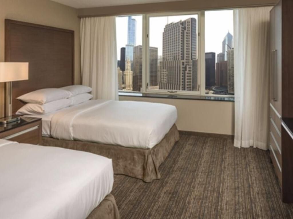 Literie hypoallergénique, coffre-fort, bureau, fer et planche à repasser