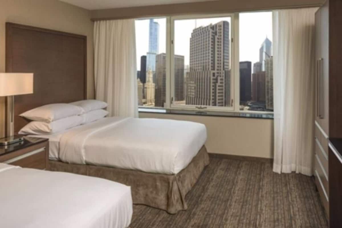 Literie hypoallergénique, coffre-fort, bureau, fer et planche à repasser