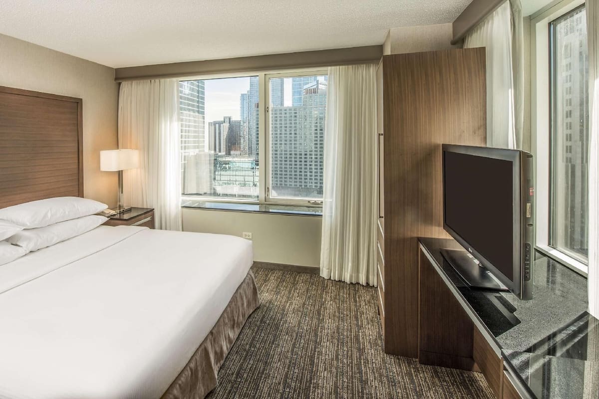 Literie hypoallergénique, coffre-fort, bureau, fer et planche à repasser