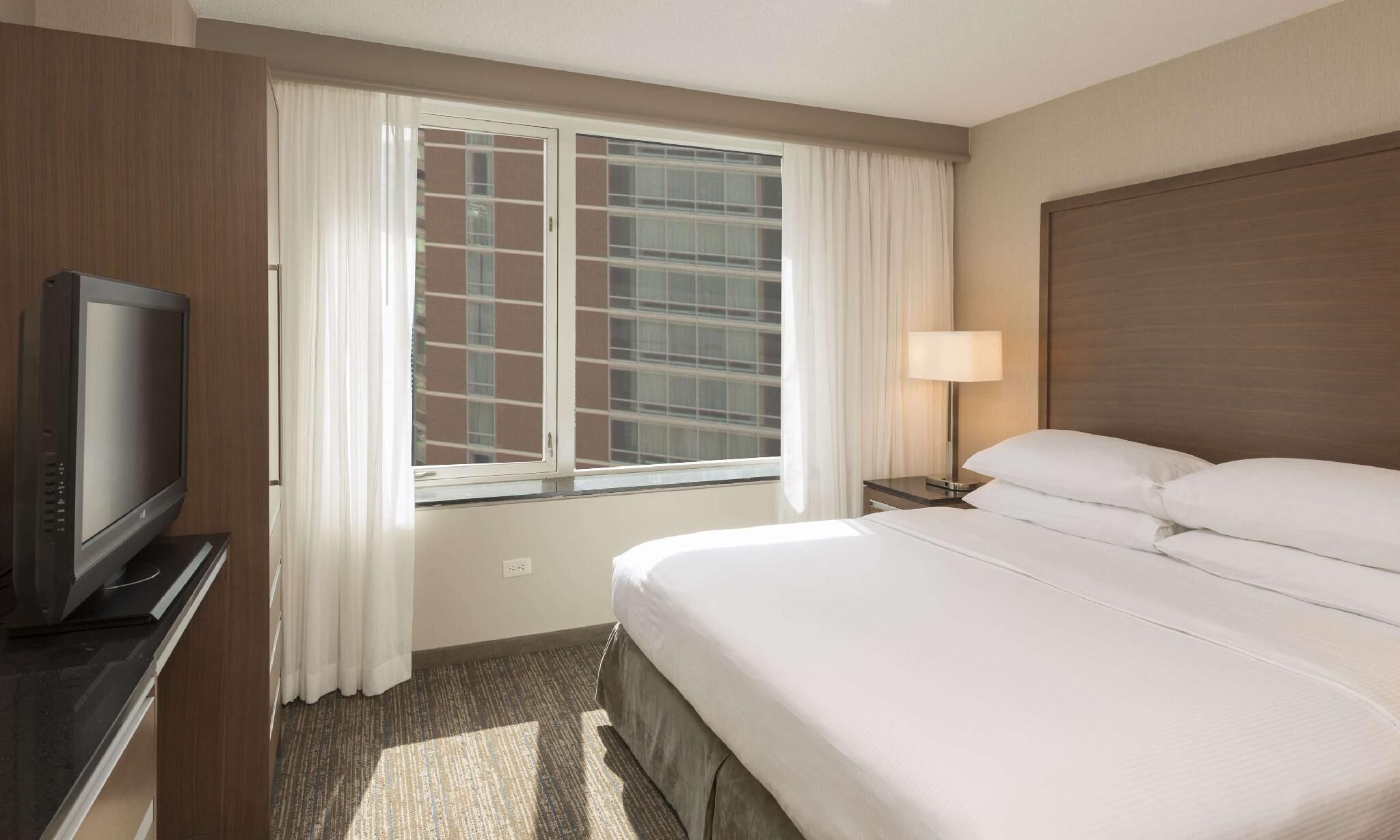 Literie hypoallergénique, coffre-fort, bureau, fer et planche à repasser