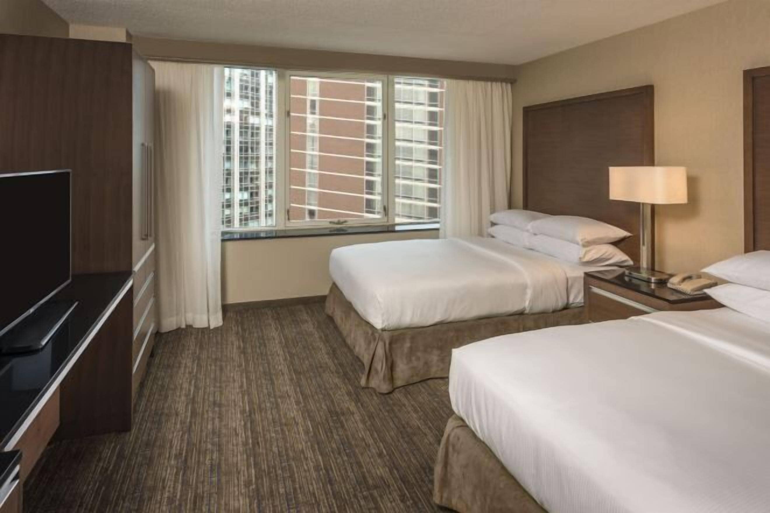 Literie hypoallergénique, coffres-forts dans les chambres, bureau