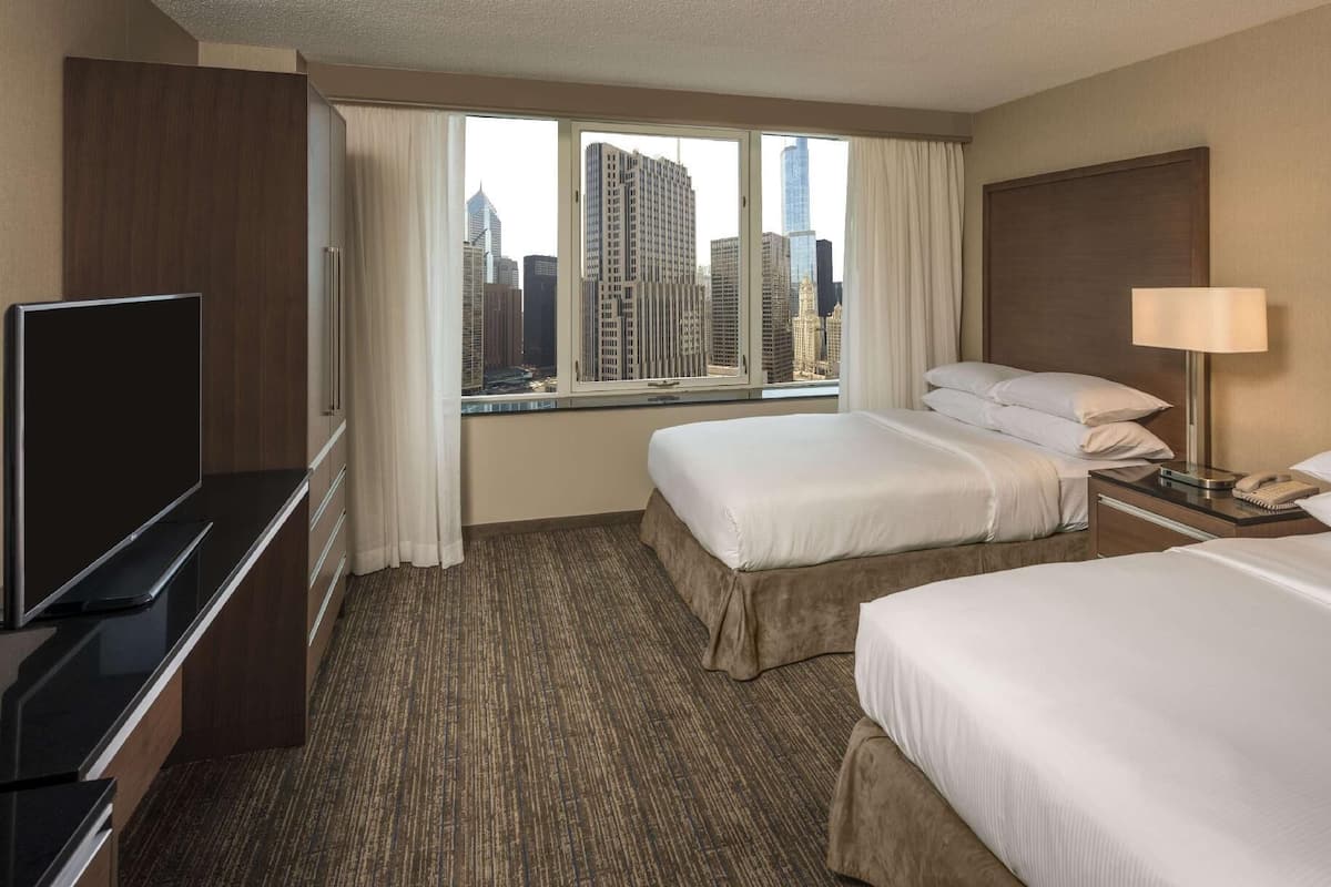 Literie hypoallergénique, coffre-fort, bureau, fer et planche à repasser