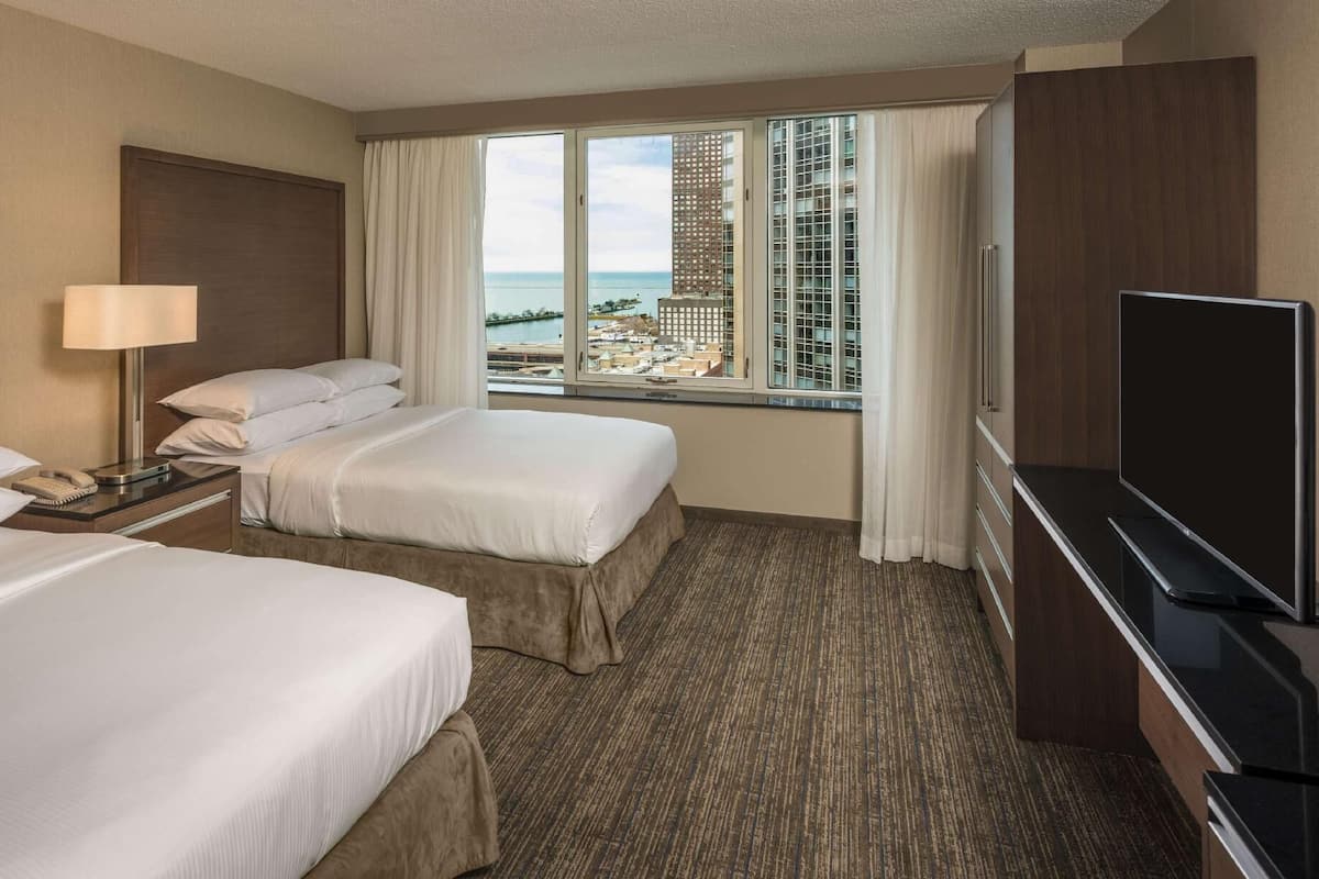 Literie hypoallergénique, coffre-fort, bureau, fer et planche à repasser