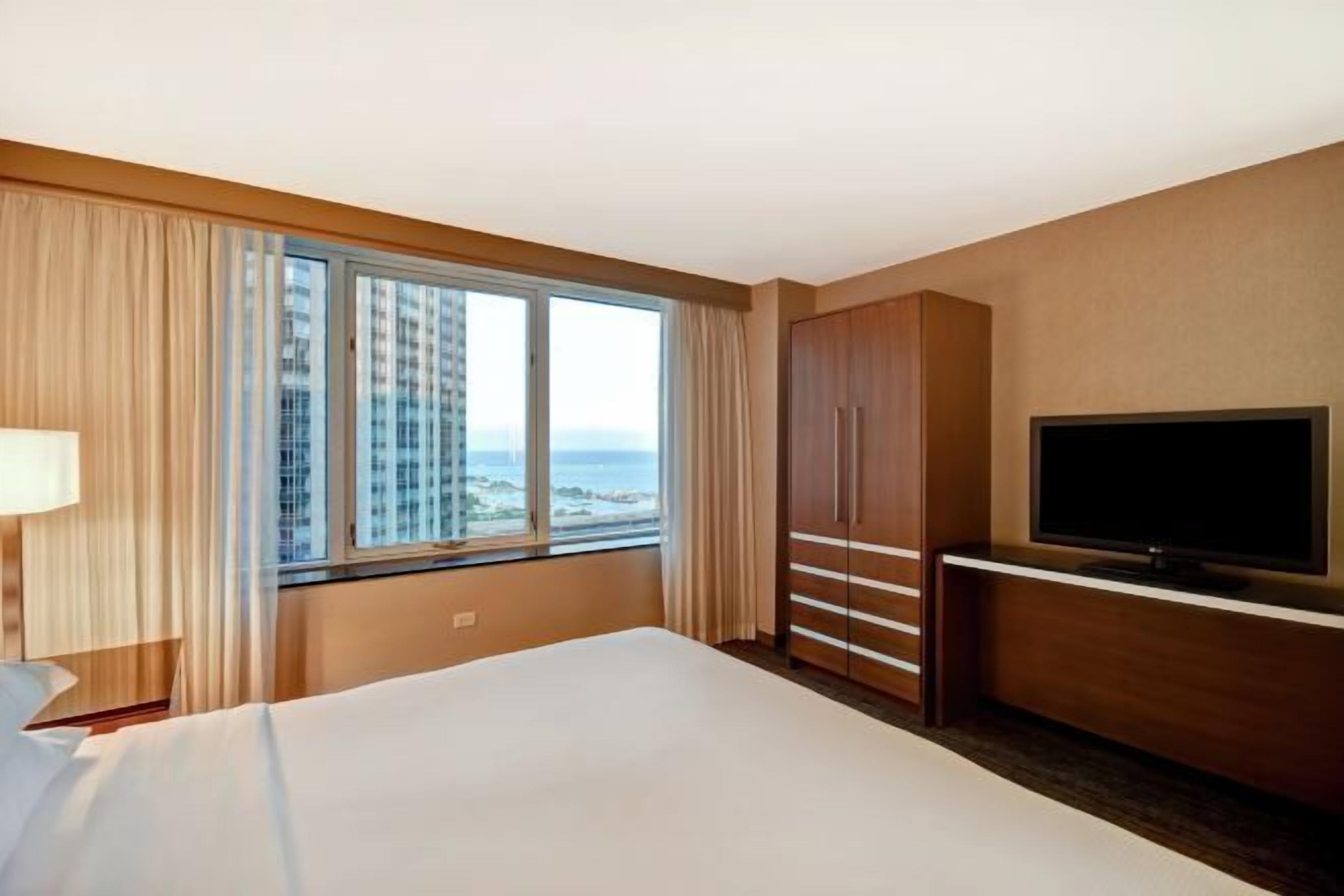 Literie hypoallergénique, coffres-forts dans les chambres, bureau