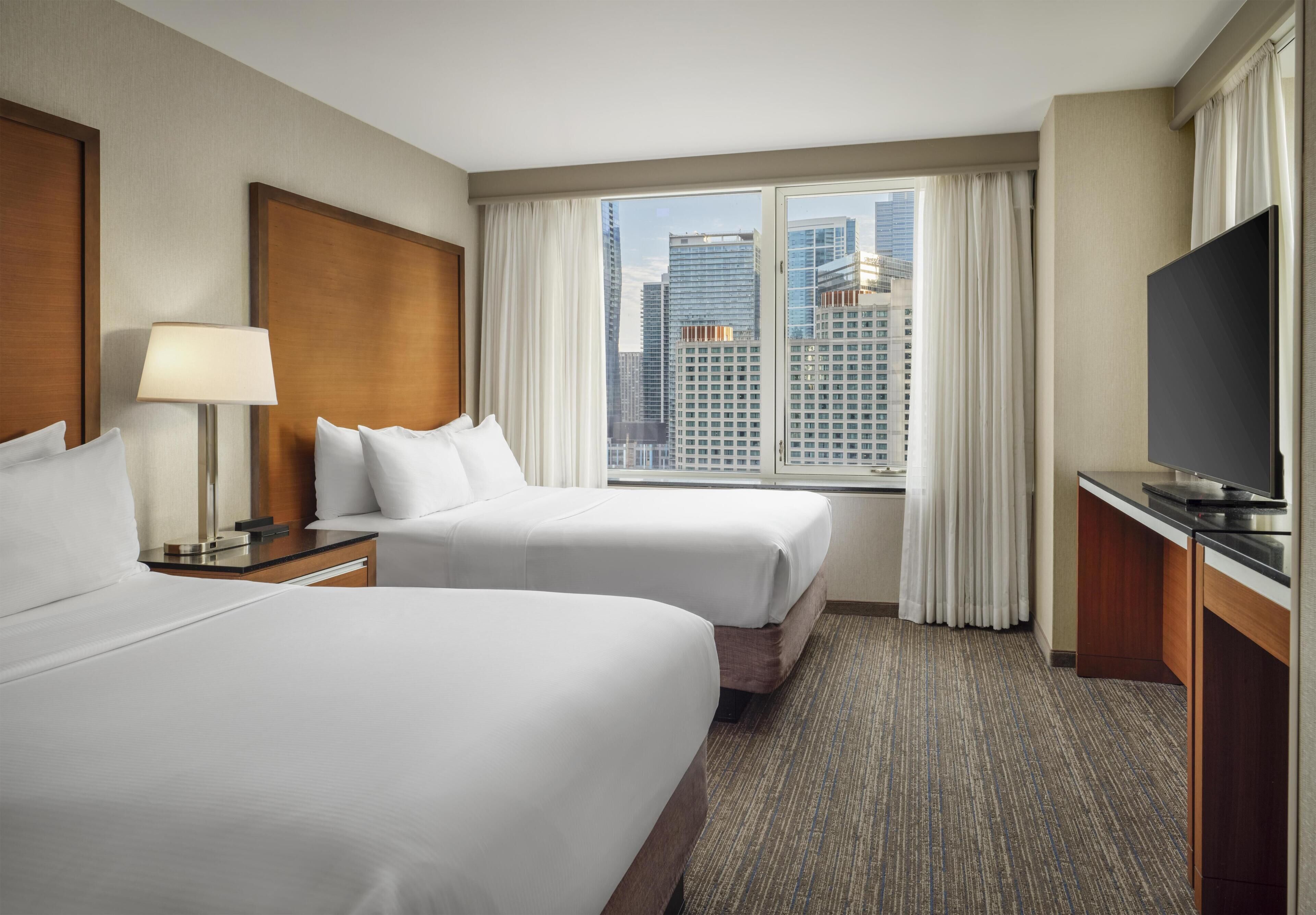 Ropa de cama hipoalergénica y caja de seguridad en la habitación 