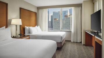 Ropa de cama hipoalergénica y caja de seguridad en la habitación