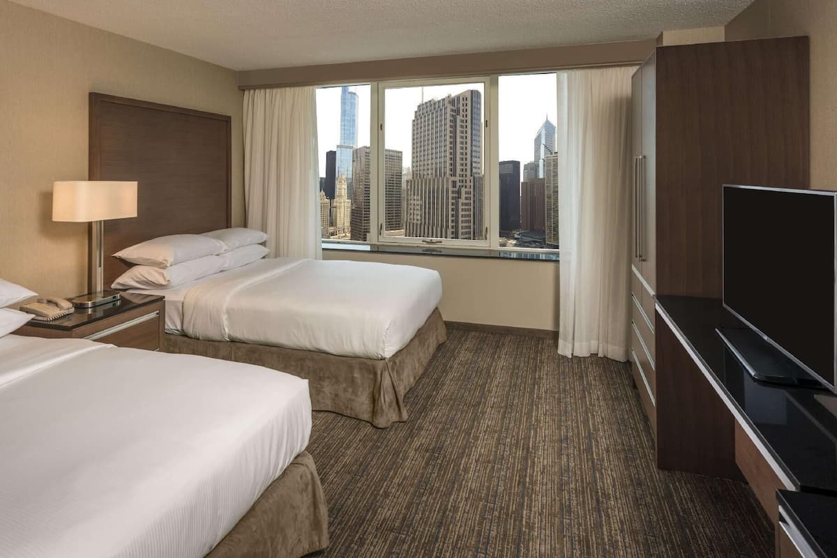 Literie hypoallergénique, coffre-fort, bureau, fer et planche à repasser