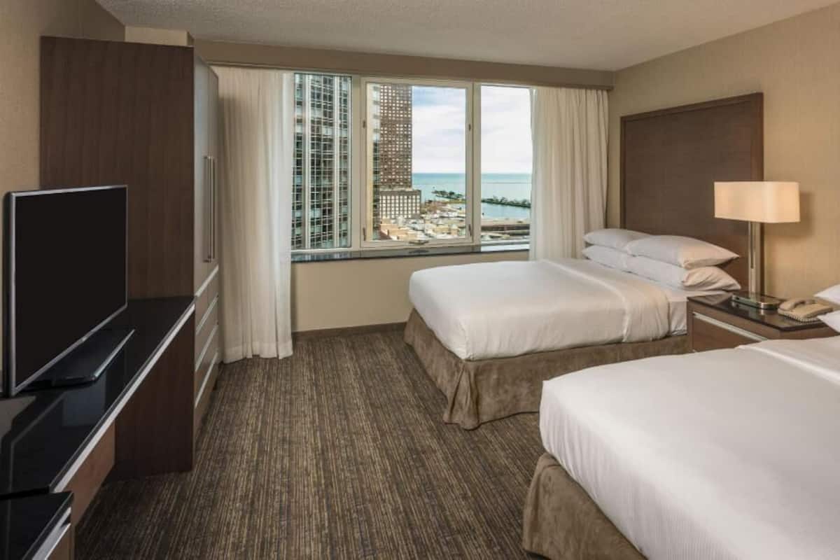 Literie hypoallergénique, coffre-fort, bureau, fer et planche à repasser