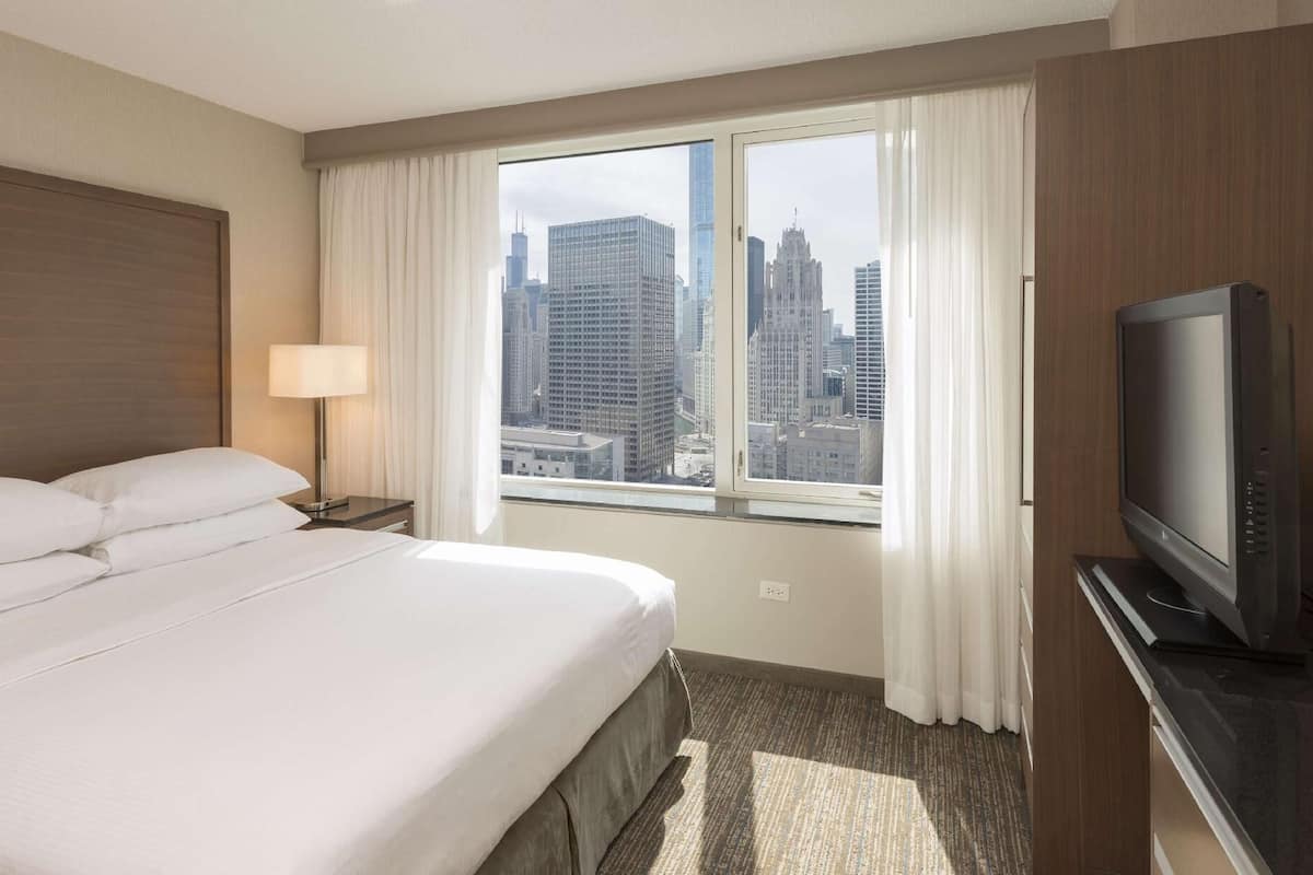 Literie hypoallergénique, coffre-fort, bureau, fer et planche à repasser