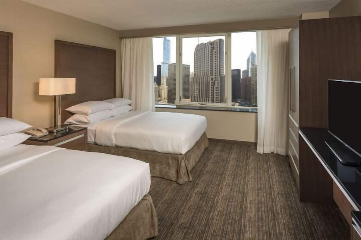 Ropa de cama hipoalergénica y caja de seguridad en la habitación