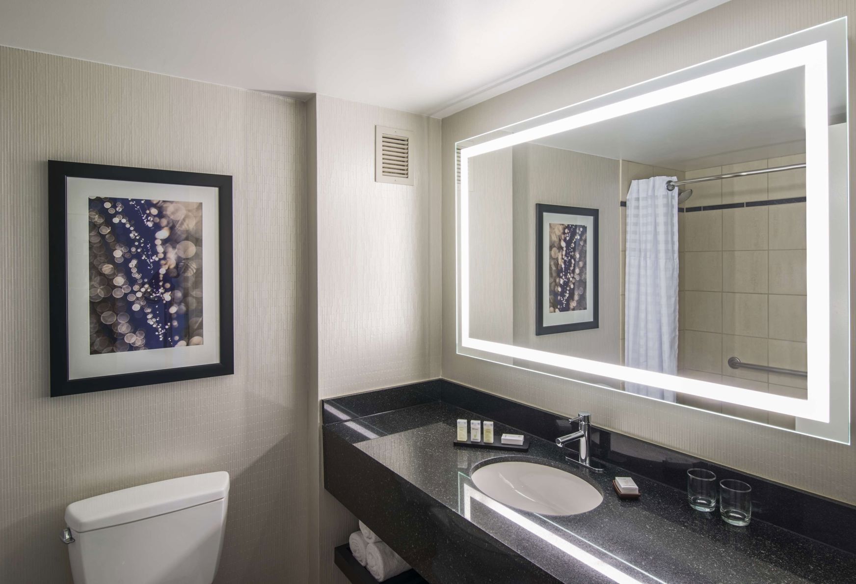 Baño | Tina con regadera, amenidades de baño ecológicas, secadora de cabello 