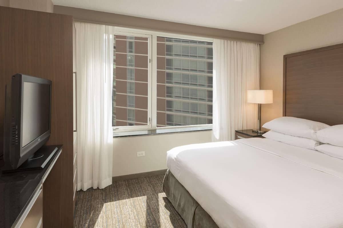 Literie hypoallergénique, coffre-fort, bureau, fer et planche à repasser