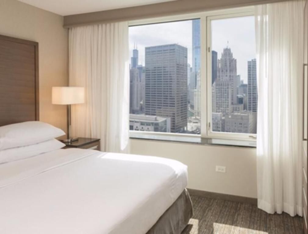 Literie hypoallergénique, coffre-fort, bureau, fer et planche à repasser