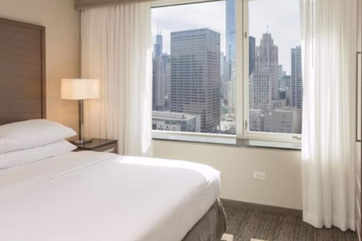 Literie hypoallergénique, coffre-fort, bureau, fer et planche à repasser