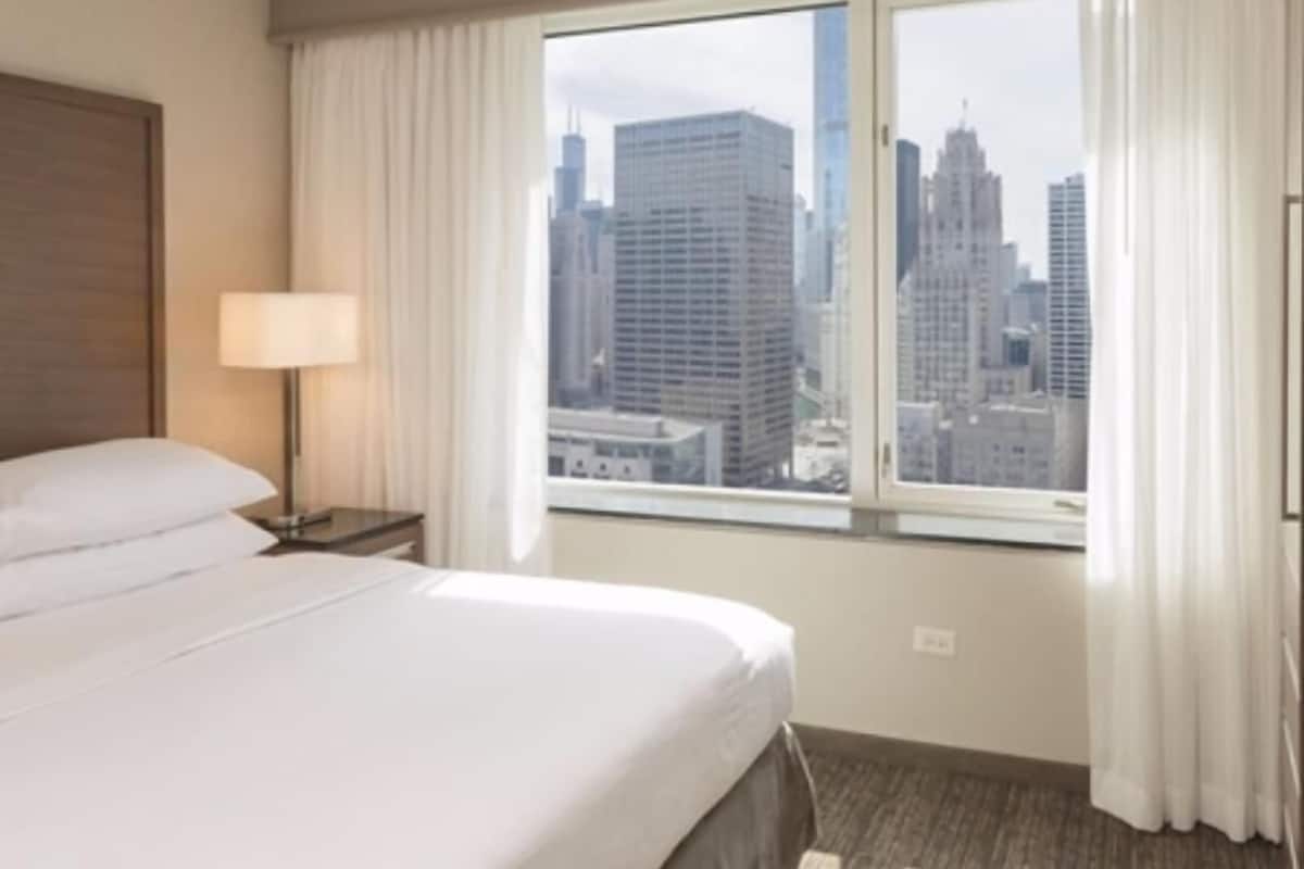 Literie hypoallergénique, coffre-fort, bureau, fer et planche à repasser