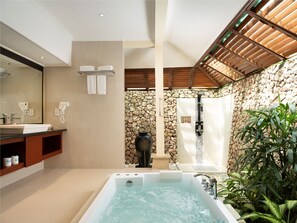 Family Villa, 2 Bedrooms, Private Pool, Beach View | Bathroom - Holiday Resort Lombok (Senggigi)