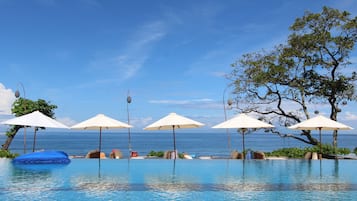 Piscina externa, guarda-sóis, espreguiçadeiras