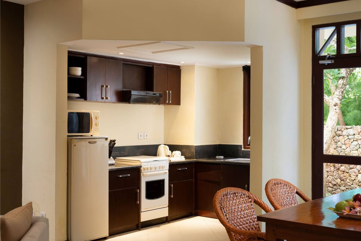 family suite, 2 bedrooms, kitchen | private kitchen | fridge, coffee/tea maker, electric kettle