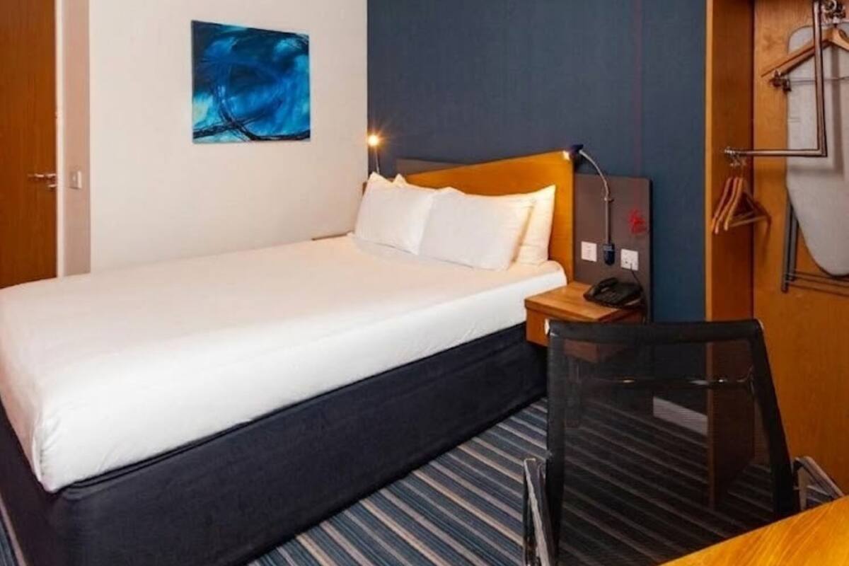 Chambre, 1 lit double, accessible aux personnes à mobilité réduite (with Free Hot Breakfast) | 1 chambre, bureau, fer et planche à repasser, lits bébé (gratuits)