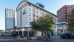 A hotel with a modern design, multiple floors, and a prominent sign for Holiday Inn Express. - Holiday Inn Express London Wandsworth by IHG (London)