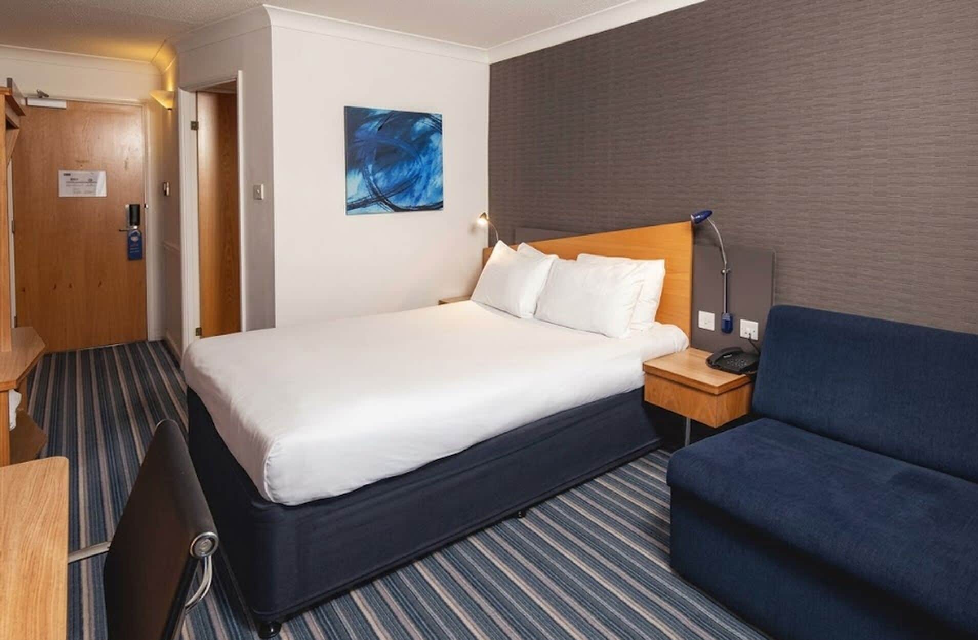 Photo - Holiday Inn Express London Wandsworth by IHG