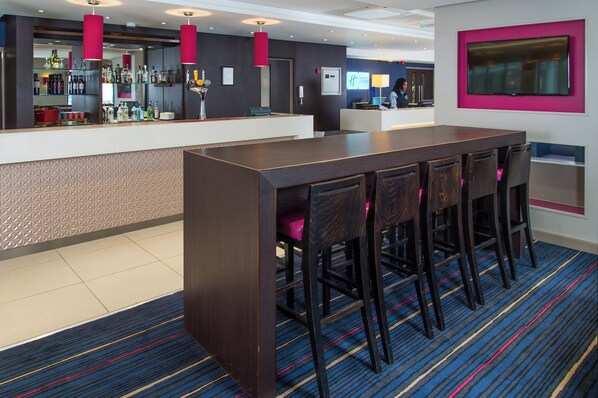 Bar (on property) - Holiday Inn Express London Wandsworth by IHG (London)