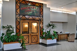 2 bars/lounges