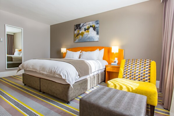 ميني بار وخزنة داخل الغرفة وبديكورات فريدة لكل غرفة وطراز فريد لكل وحدة