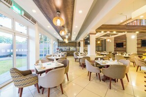 S'hi serveixen esmorzars, dinars i sopars 