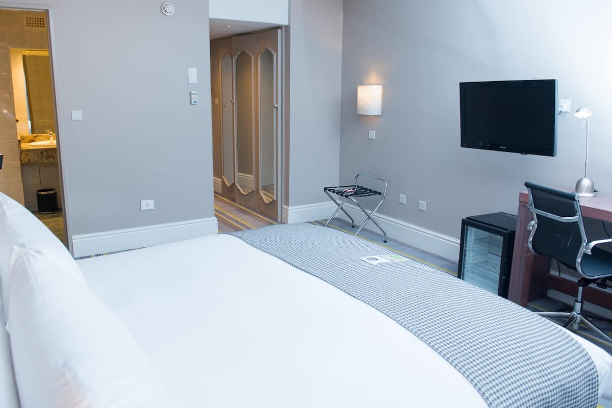 Minibar, in-room safe, individually decorated, individually furnished