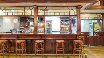 2 bars/lounges