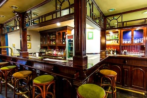 2 bars/lounges