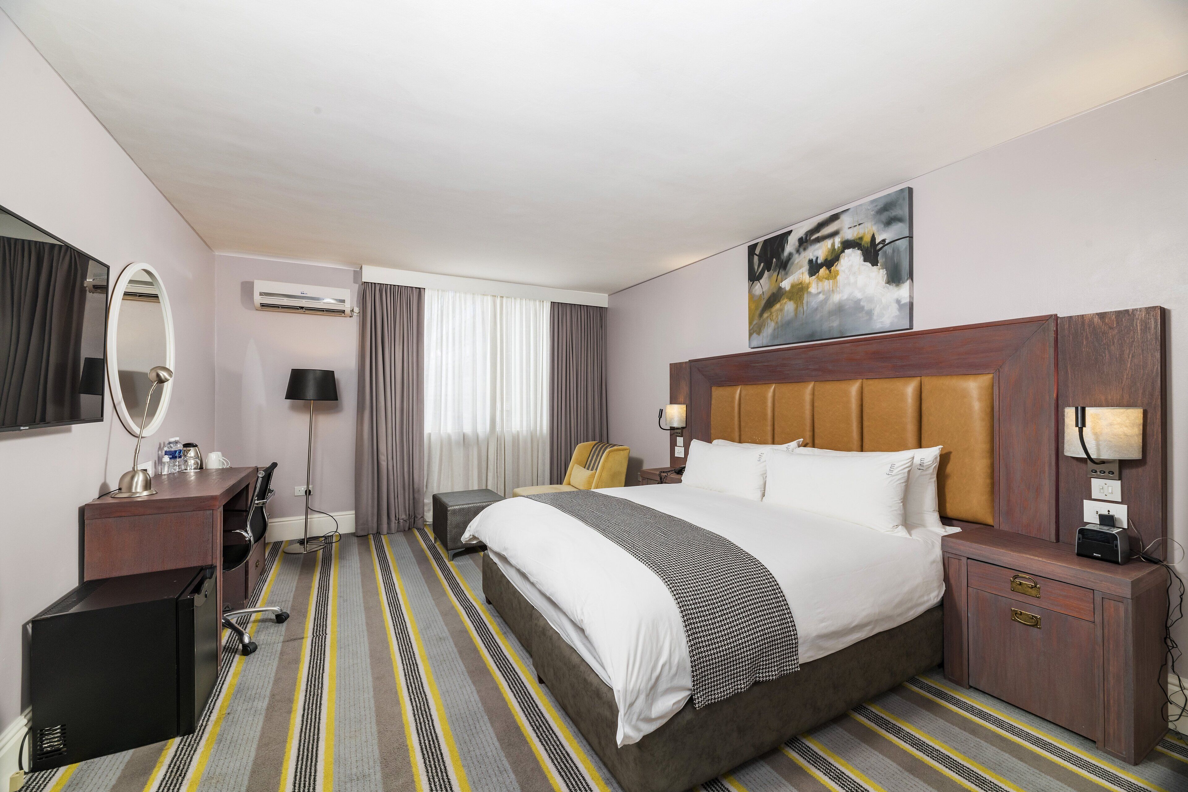 Chambre Standard, 1 très grand lit, vue ville (Mountain View) | Minibar, coffres-forts dans les chambres, décoration personnalisée