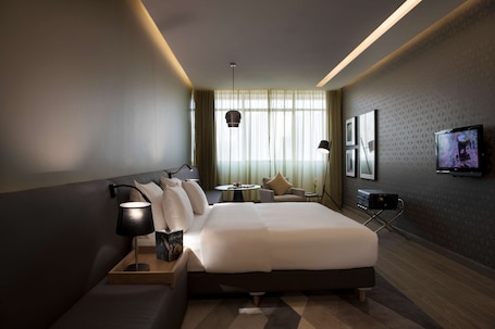 Suite (Lounge Access) | Hochwertige Bettwaren, Minibar, Zimmersafe, Schreibtisch. Radisson Blu Hotel, Beirut Verdun