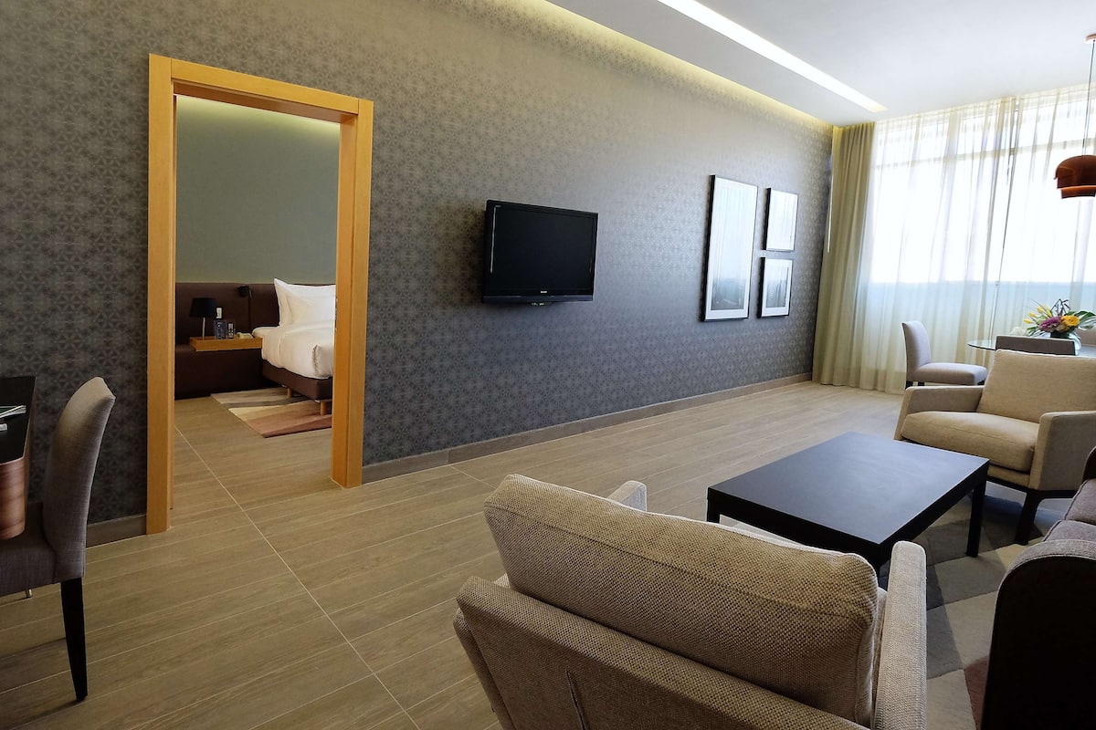 Suite, 1 camera da letto, accesso al business lounge | Biancheria da letto di alta qualità, minibar, una cassaforte in camera