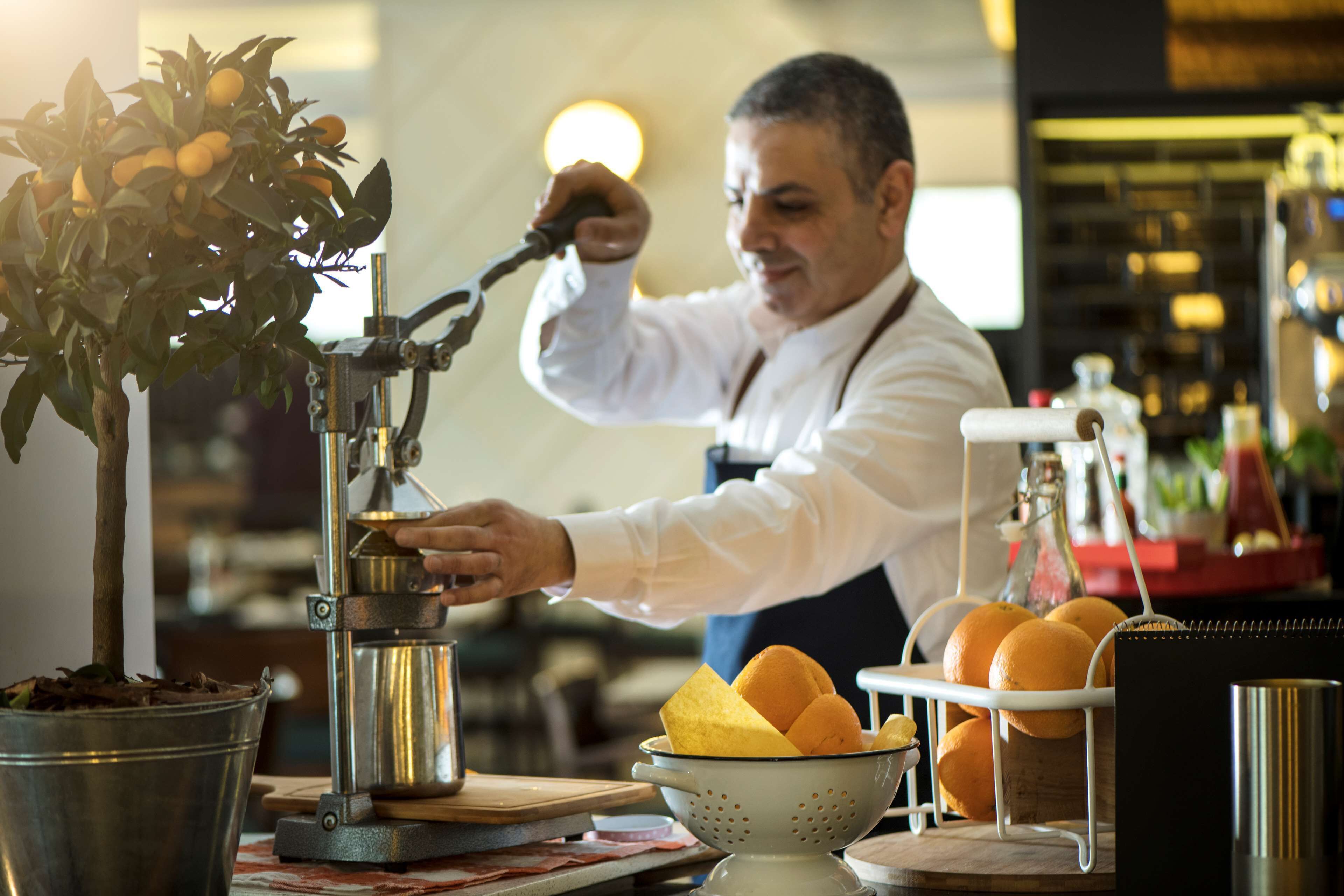 Une personne utilise un moulin à café dans une cuisine.