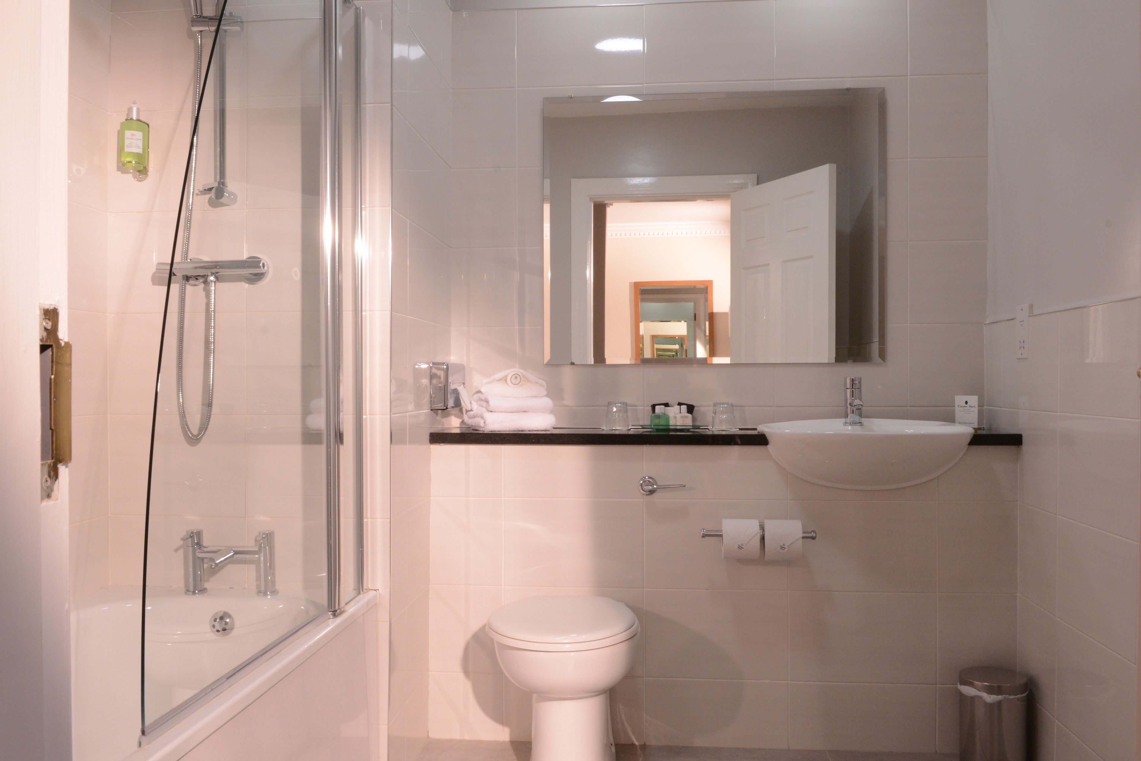 combined shower/bathtub, free toiletries, towels