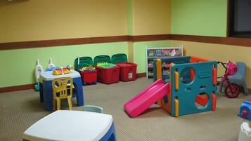 Área de juegos infantiles bajo techo