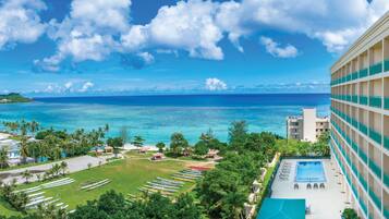 Outdoor pool, open 7:00 AM to 9:00 PM, pool loungers
