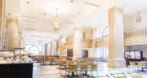 2 restaurants servant le petit déjeuner, spécialités Cuisine américaine